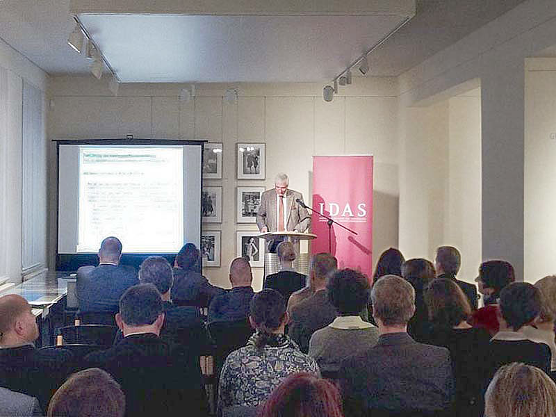 Prof. Dr. Godehard Kayser beim Vortrag im Kunstforum Halle